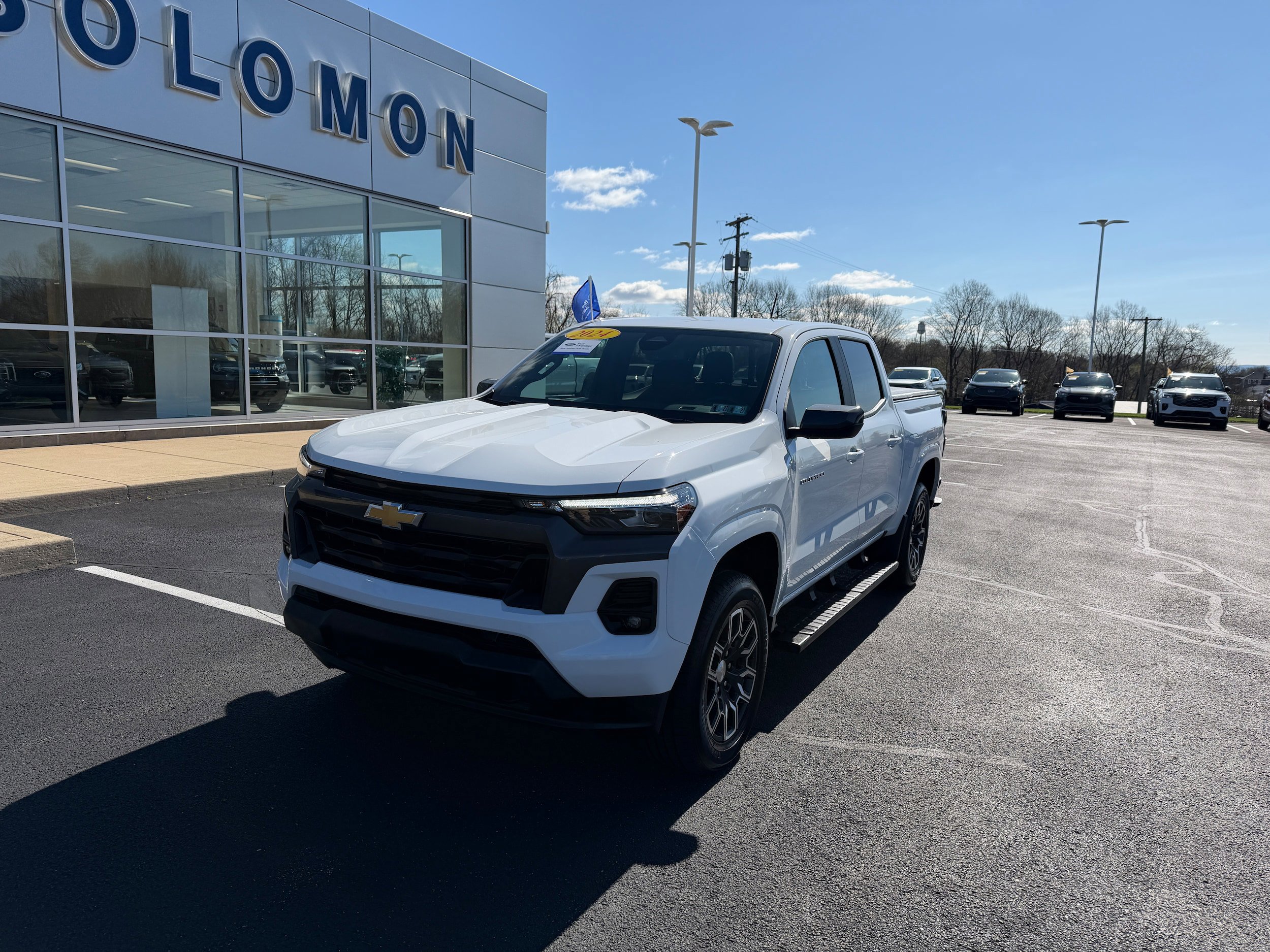 Used 2024 Chevrolet Colorado LT w/ LT Convenience Package III AWD/4WD image 2