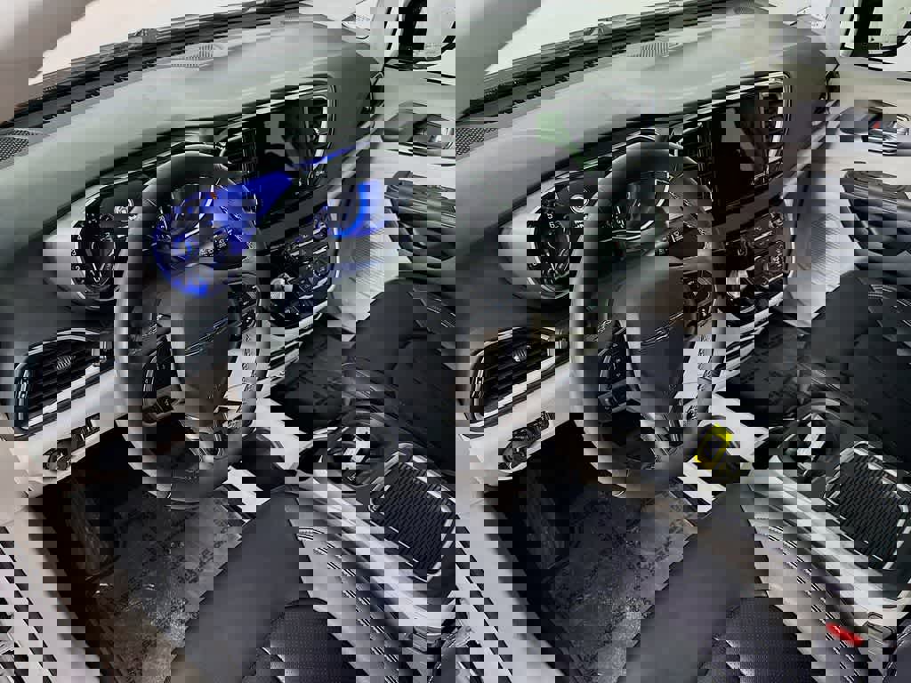 Used 2024 Chrysler Pacifica Touring-L image 2