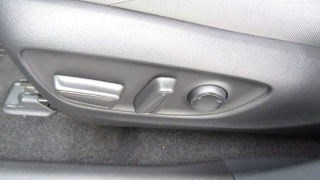 Used 2022 Toyota Venza LE image 17