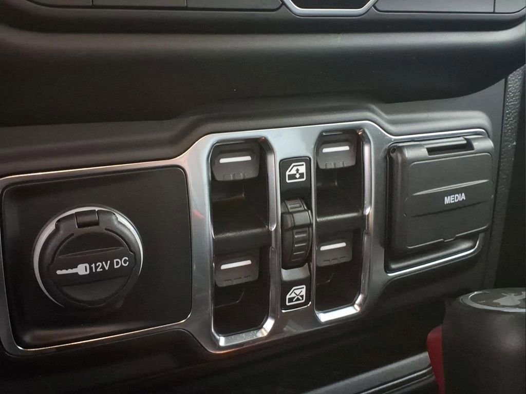 Used 2023 Jeep Wrangler Unlimited Sahara w/ Cold Weather Group AWD/4WD image 9