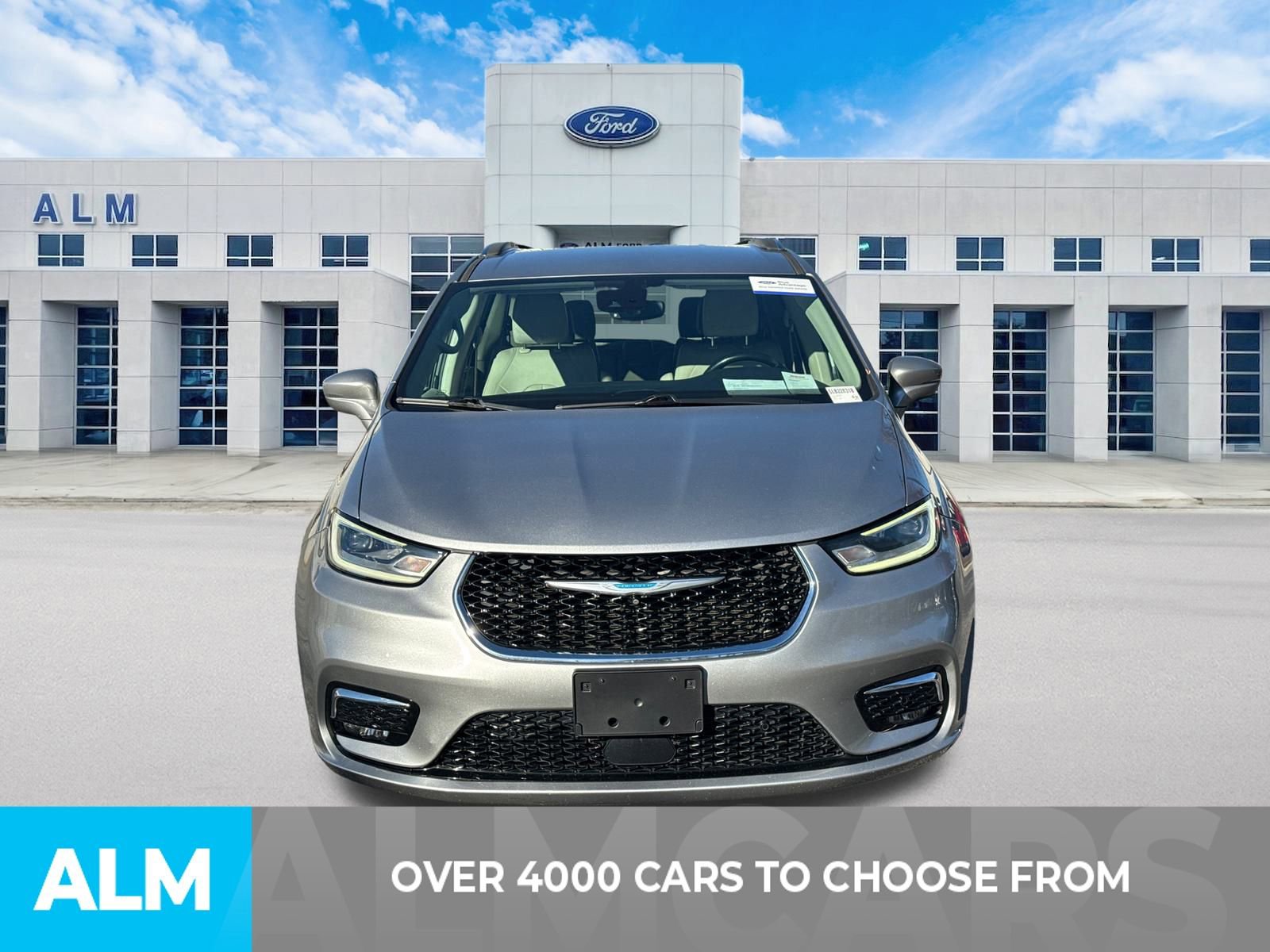 Used 2021 Chrysler Pacifica Touring-L image 3