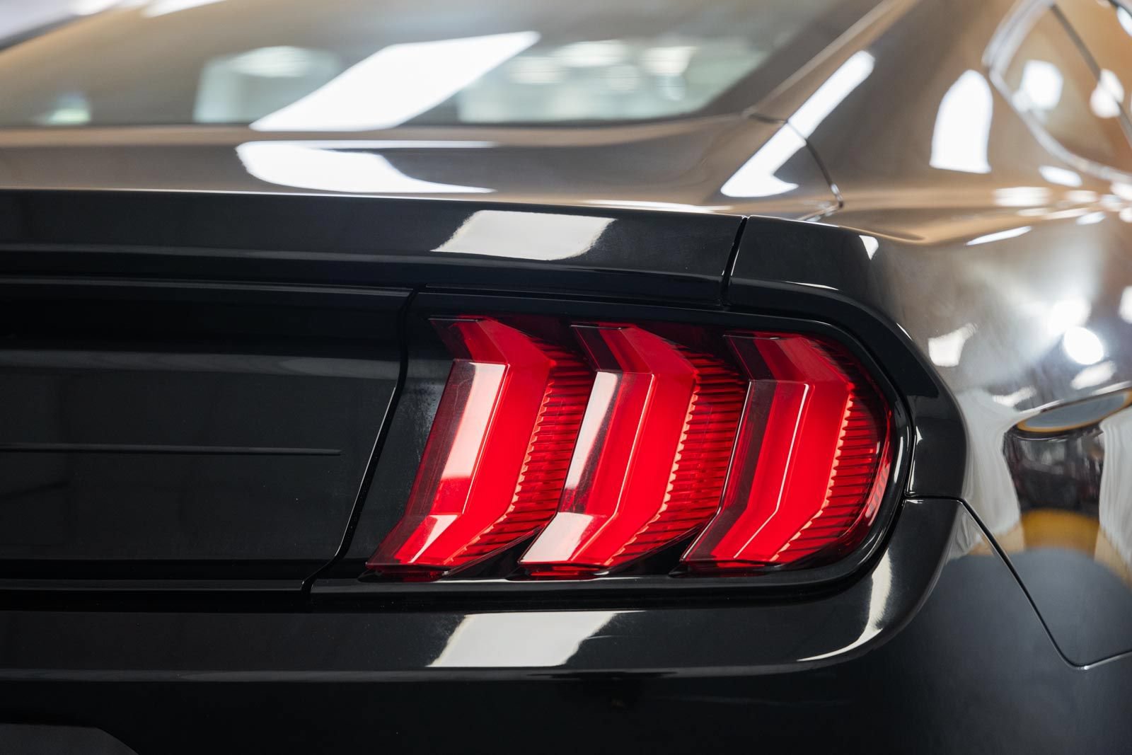 Certified 2018 Ford Mustang Coupe RWD image 6