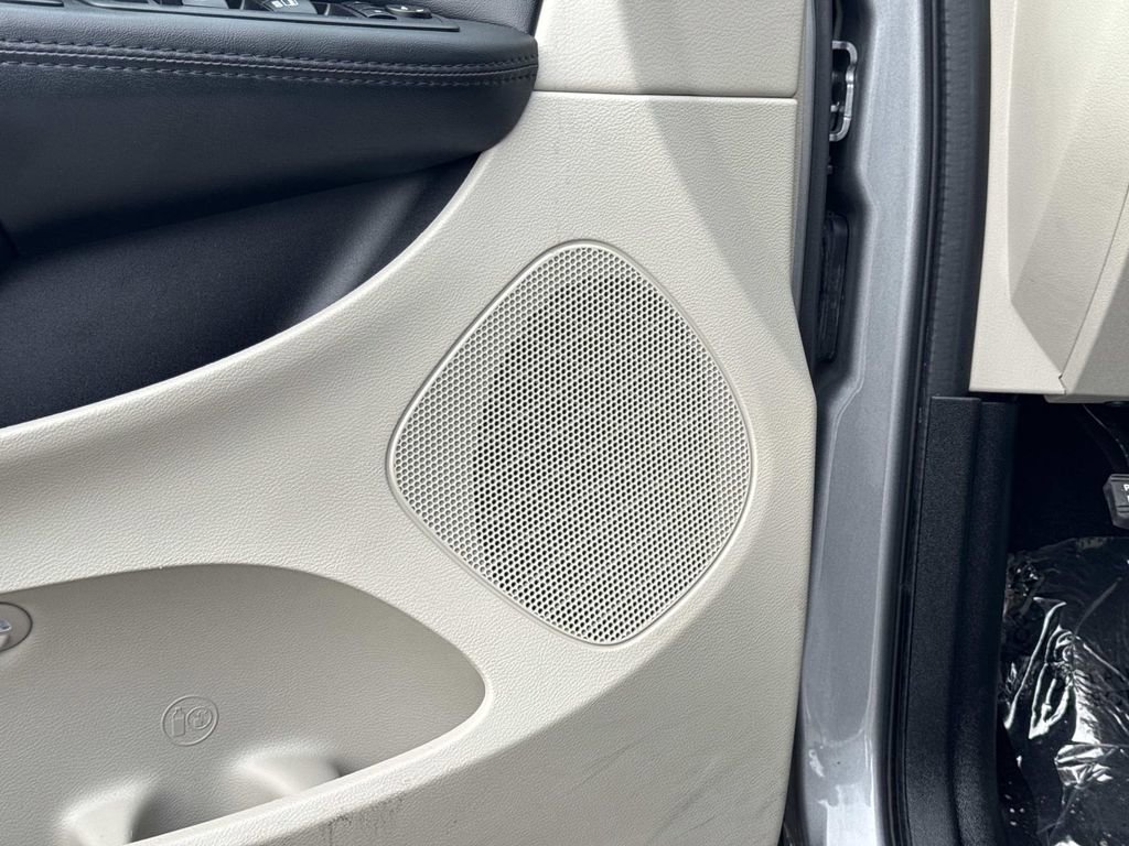 Used 2018 Dodge Grand Caravan SE w/ UConnect Hands-Free Group image 18