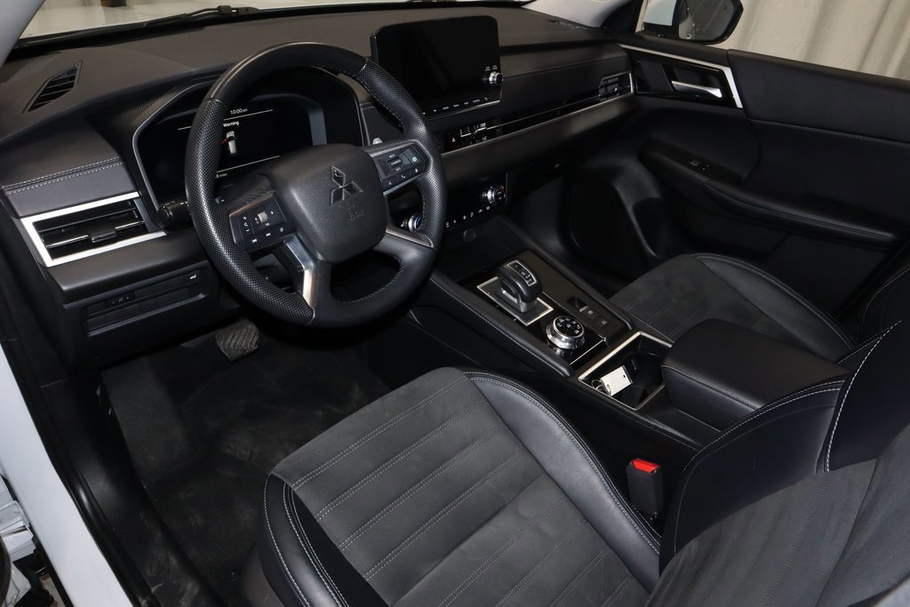 Used 2023 Mitsubishi Outlander SE image 25