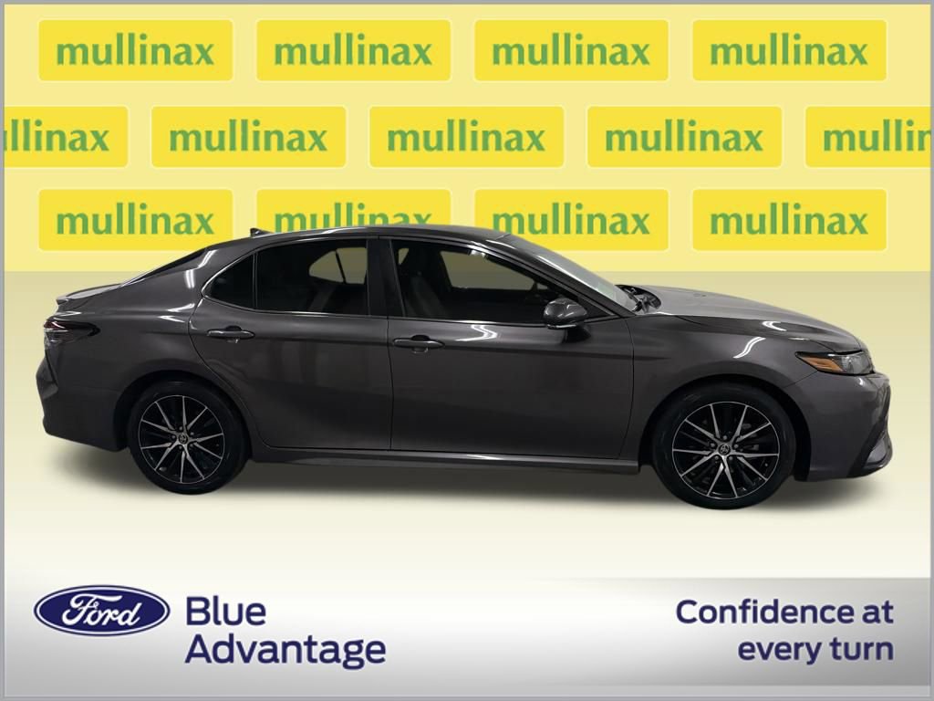 Used 2023 Toyota Camry SE image 2