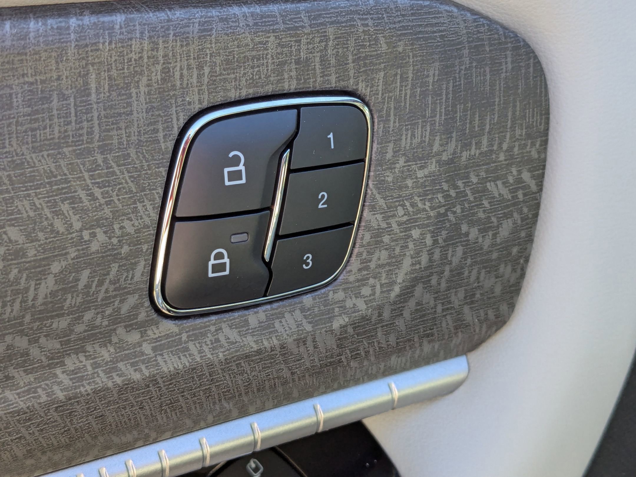 Certified 2025 Ford Explorer Platinum w/ LUX Leather Package image 13