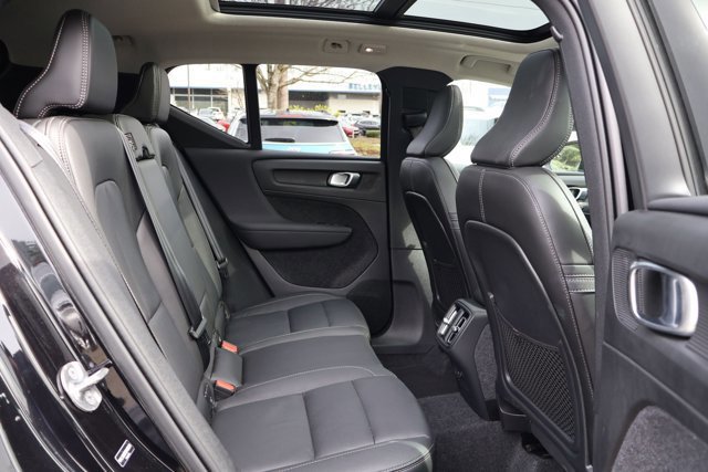 Used 2025 Volvo XC40 B5 Plus image 23