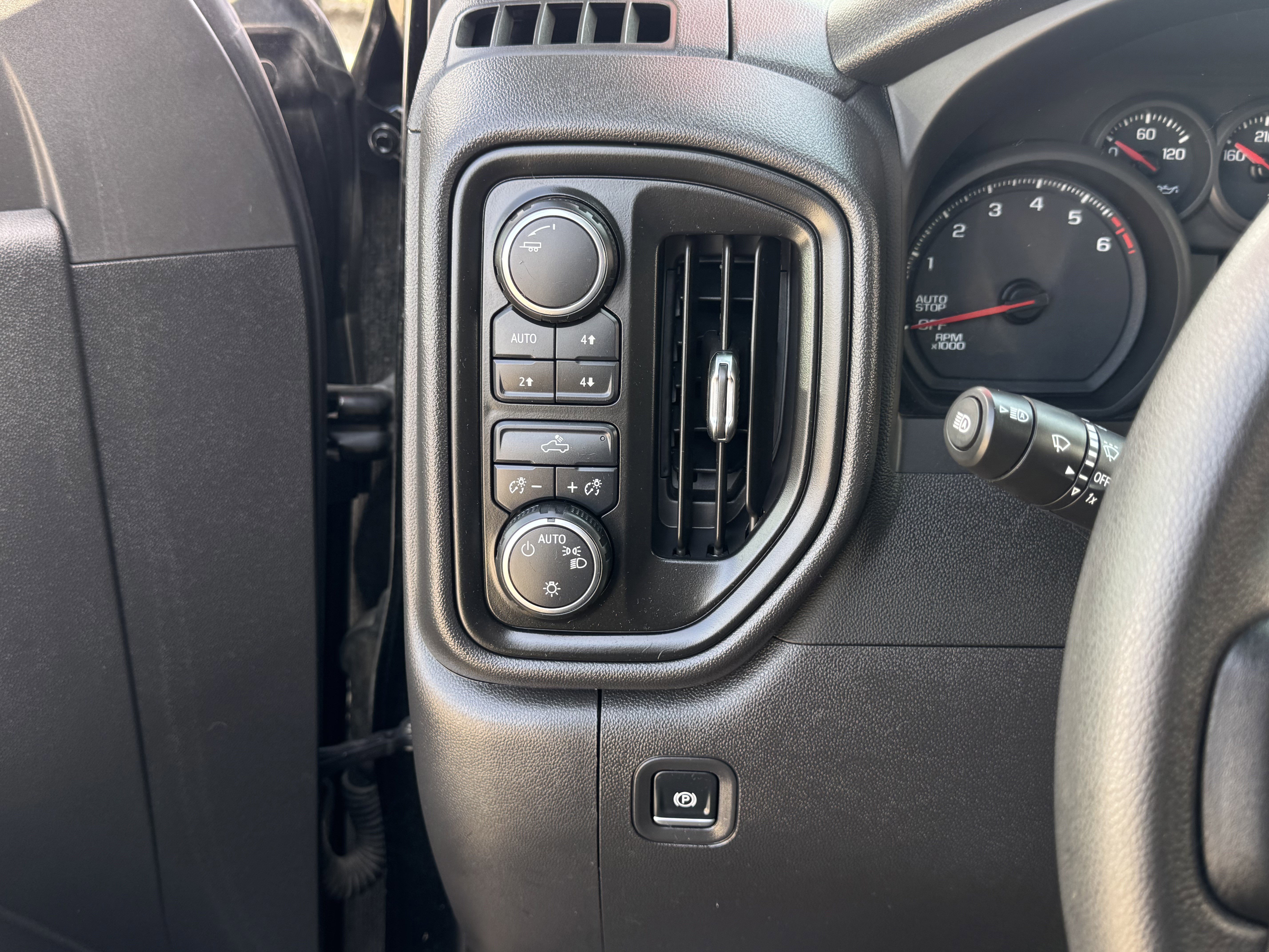 Used 2025 Chevrolet Silverado 1500 Custom Trail Boss w/ LPO, Dark Essentials Package image 26