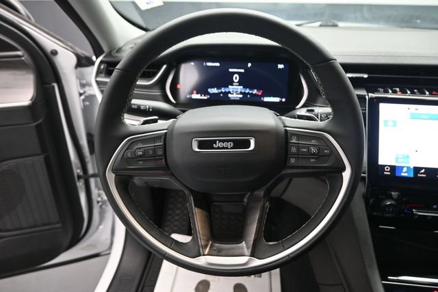 Used 2023 Jeep Grand Cherokee Limited w/ Black Appearance Package AWD/4WD image 15