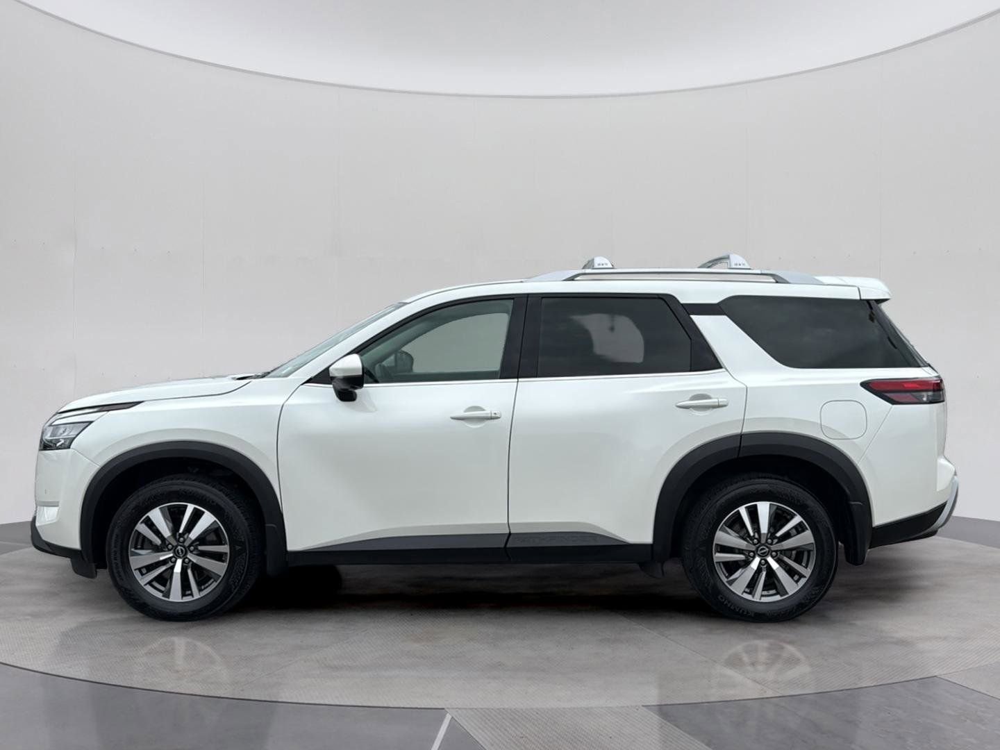 Used 2024 Nissan Pathfinder SL AWD/4WD image 2