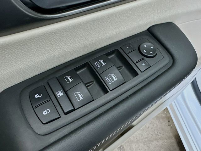 Used 2024 Chrysler Pacifica Touring-L image 9