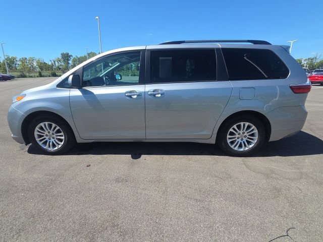 Used 2017 Toyota Sienna XLE w/ XLE Navigation Package FWD image 18