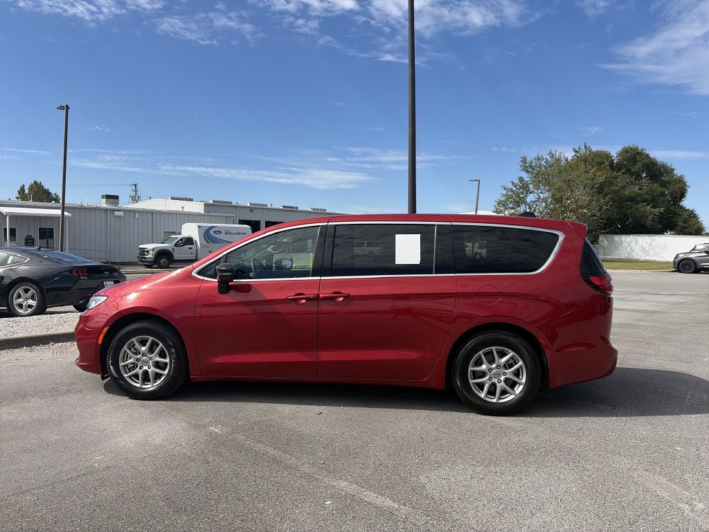Used 2025 Chrysler Pacifica Select FWD image 4