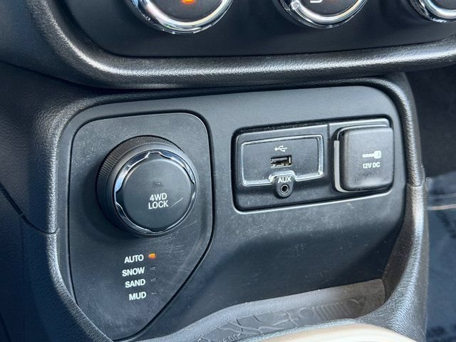 Used 2017 Jeep Renegade Latitude AWD/4WD image 21