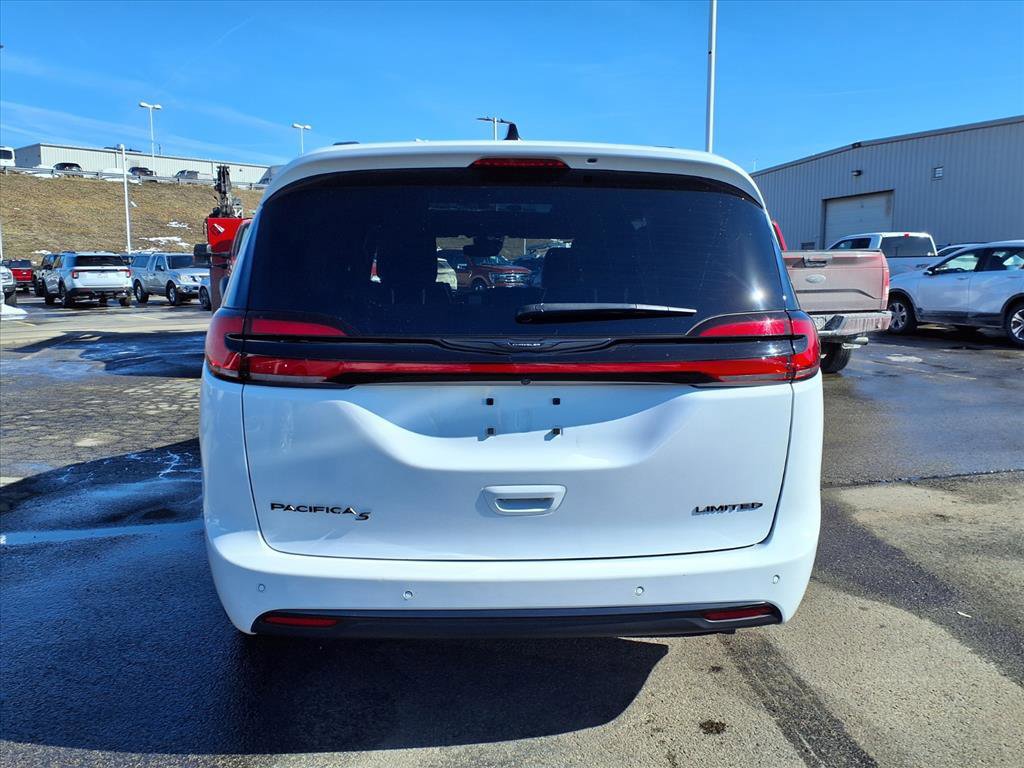 Used 2025 Chrysler Pacifica Limited image 2