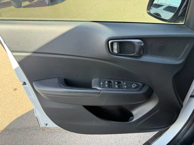 Used 2024 Hyundai Venue Limited FWD image 11