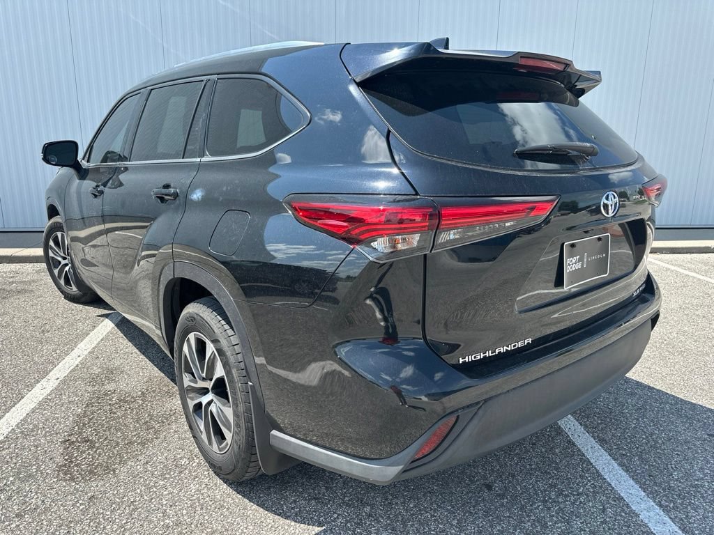 Used 2021 Toyota Highlander XLE AWD/4WD image 5