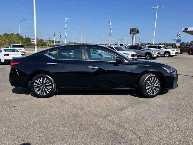 Used 2025 Nissan Altima 2.5 SV FWD image 2
