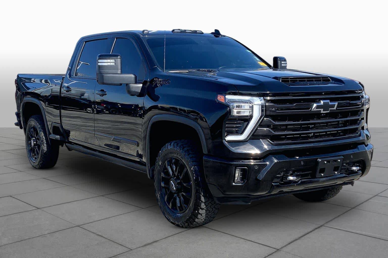 Used 2025 Chevrolet Silverado 2500 High Country w/ Midnight Edition AWD/4WD image 3