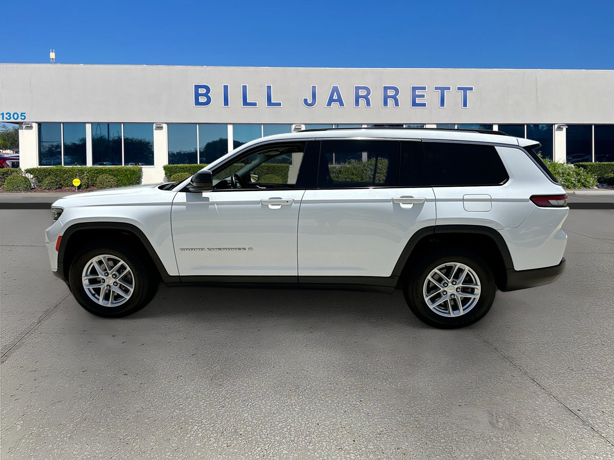 Used 2022 Jeep Grand Cherokee L Laredo w/ Luxury Tech Group I AWD/4WD image 4