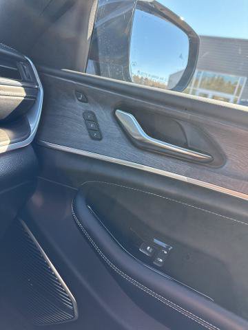 Used 2021 Jeep Grand Cherokee L Overland w/ Luxury Tech Group IV AWD/4WD image 17