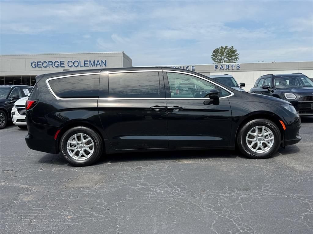 Used 2023 Chrysler Voyager LX FWD image 3