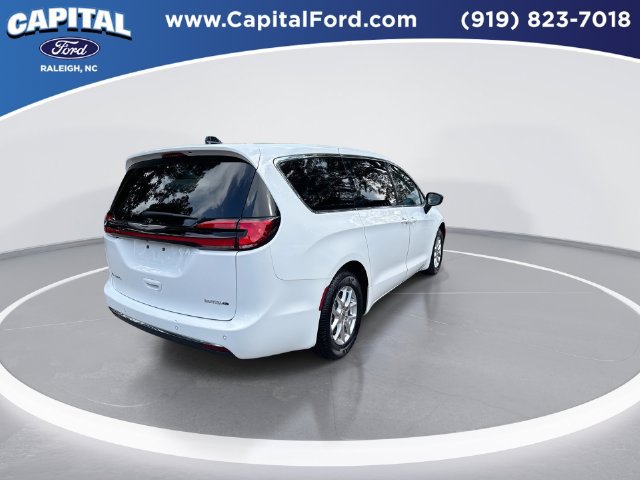 Used 2025 Chrysler Pacifica Select FWD image 8