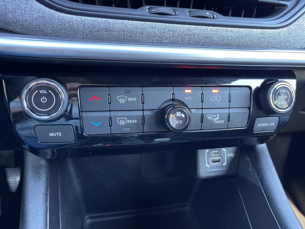 Used 2024 Jeep Compass Latitude image 12