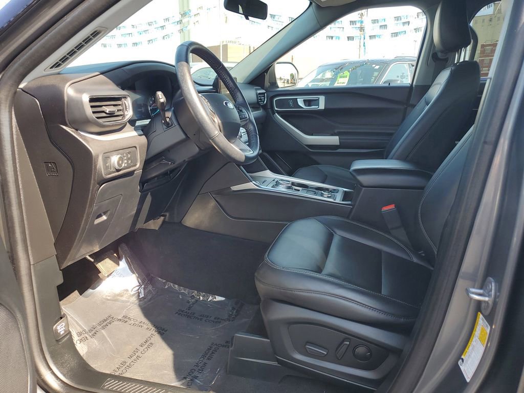 Certified 2022 Ford Explorer XLT w/ Equipment Group 202A image 8
