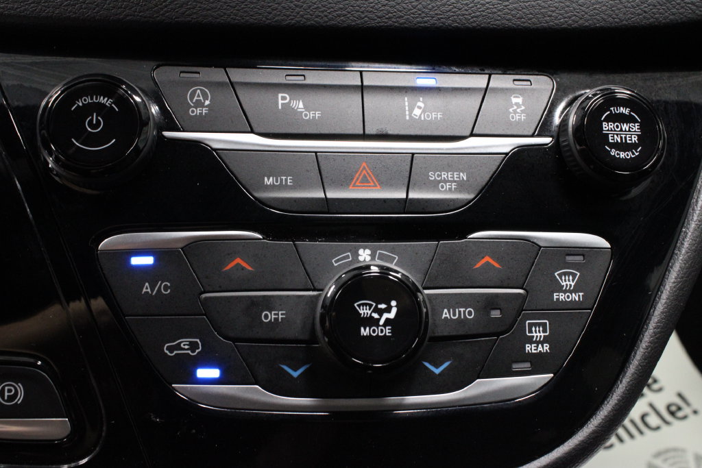 Used 2025 Chrysler Pacifica Select FWD image 32