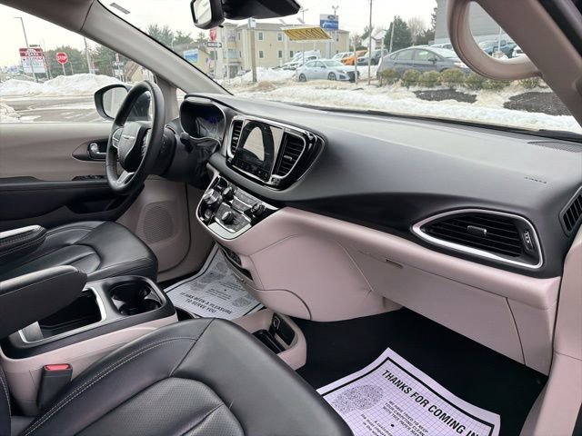 Used 2023 Chrysler Pacifica Touring-L FWD image 38