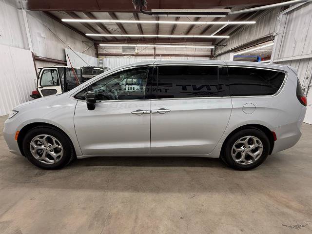 Used 2024 Chrysler Pacifica Limited FWD image 5