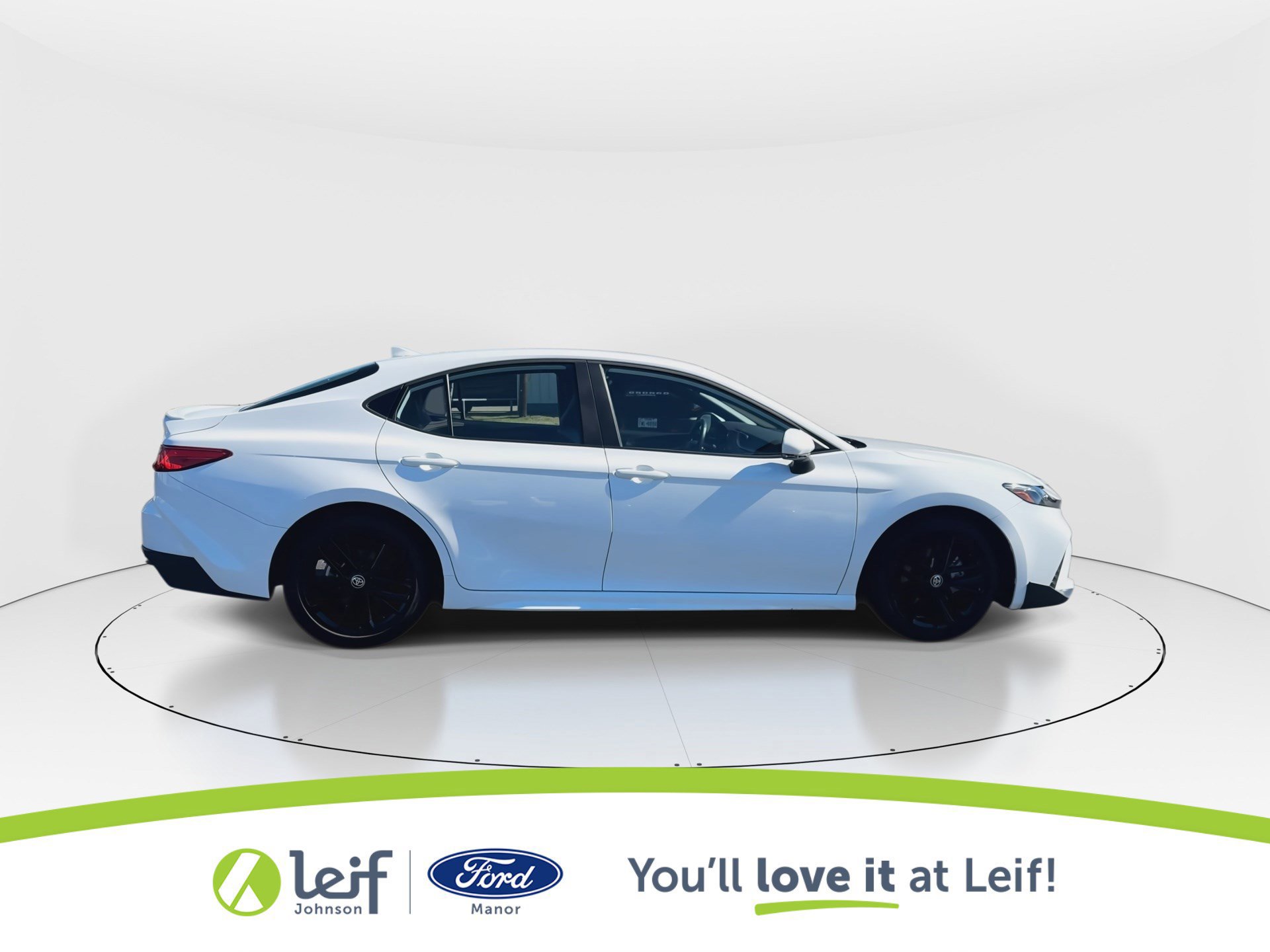 Used 2025 Toyota Camry SE image 3