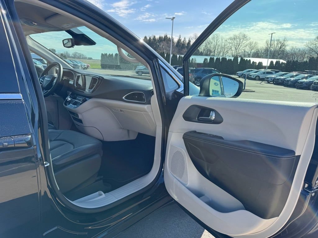 Used 2023 Chrysler Pacifica Touring-L FWD image 13