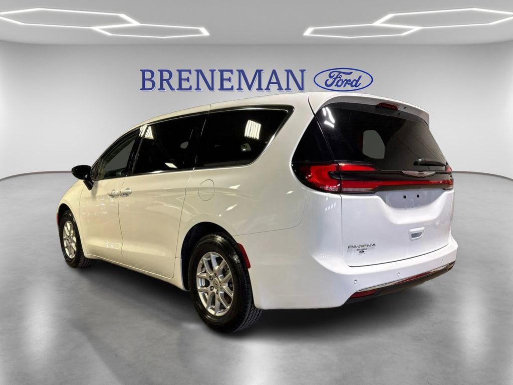 Used 2024 Chrysler Pacifica Touring-L image 7