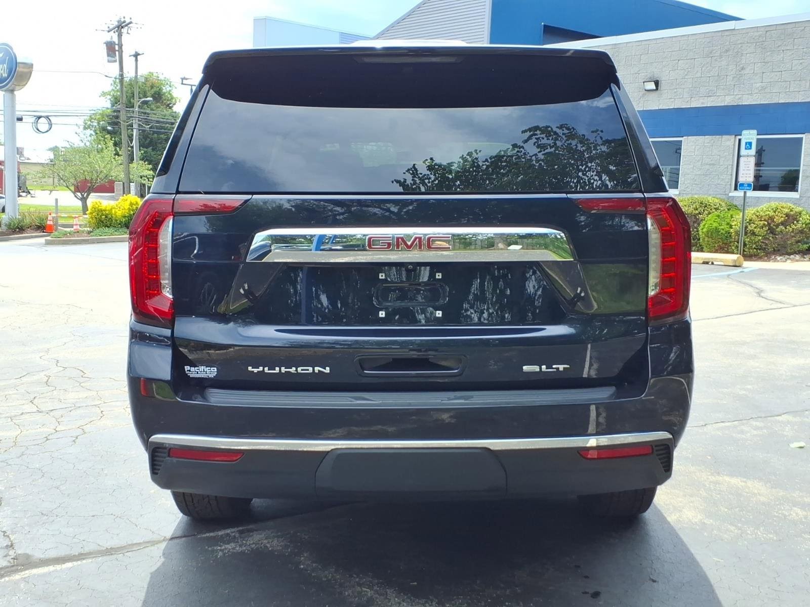 Used 2022 GMC Yukon XL SLT w/ SLT Premium Package AWD/4WD image 4
