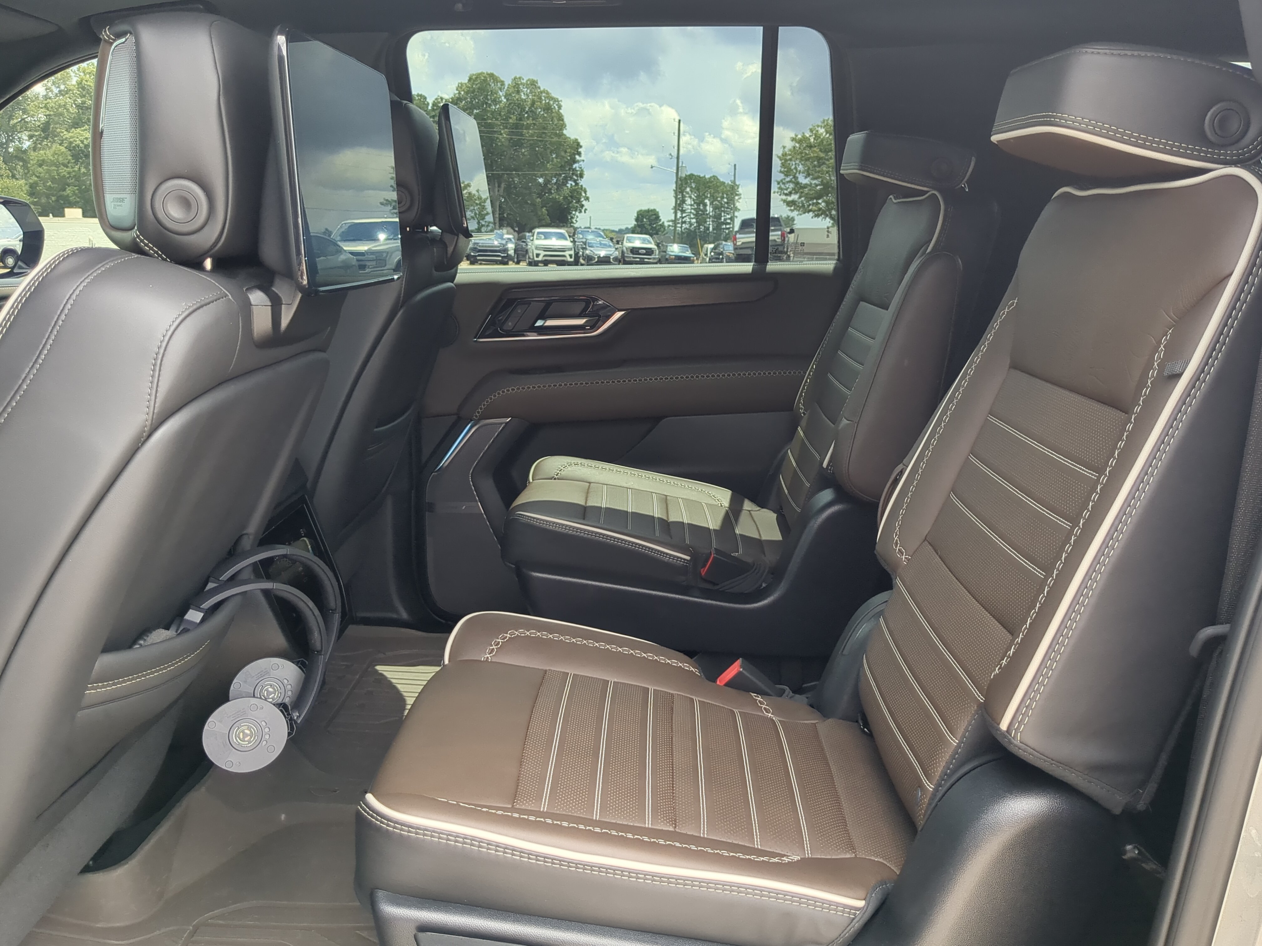 Used 2025 GMC Yukon XL Denali Ultimate w/ LPO, Floor Liner Package AWD/4WD image 12