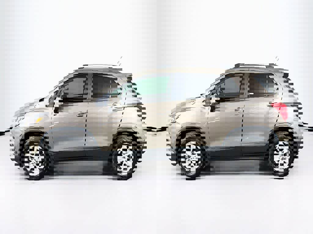 Used 2021 Chevrolet Trax LT w/ Driver Confidence Package image 2