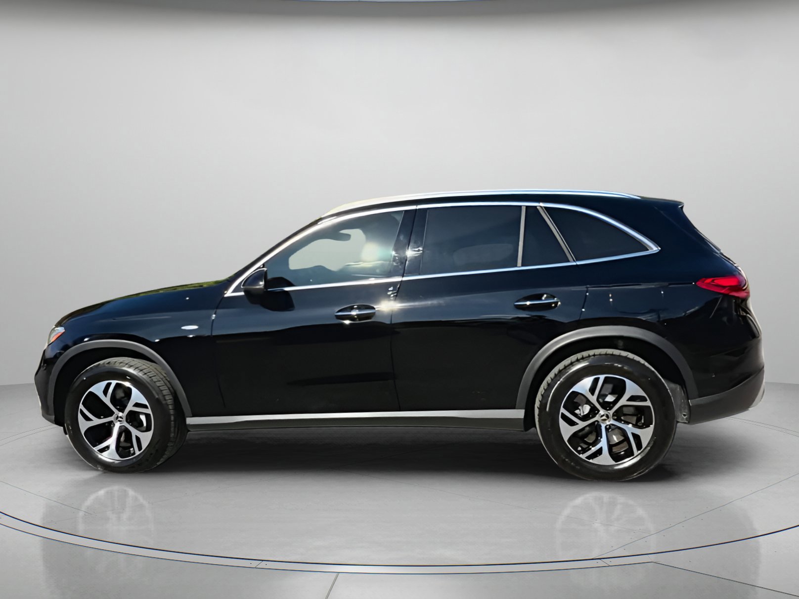 Used 2025 Mercedes-Benz GLC 350e 4MATIC image 10