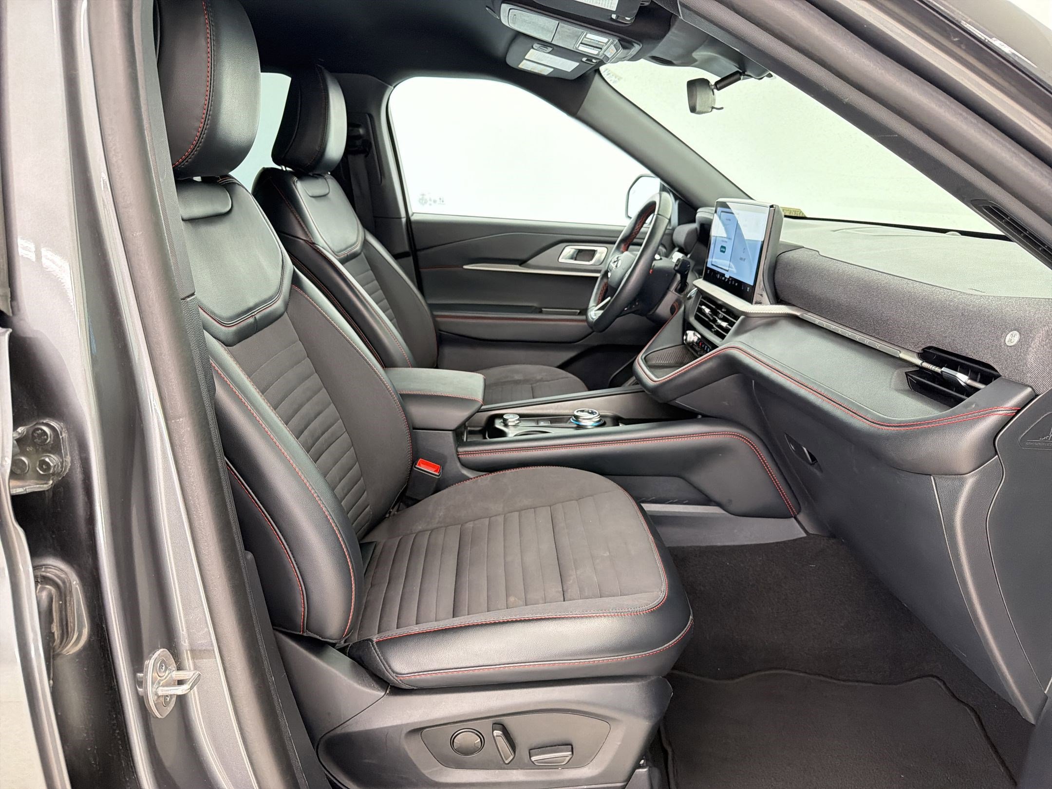 Certified 2025 Ford Explorer ST-Line w/ ST-Line Street Pack image 28