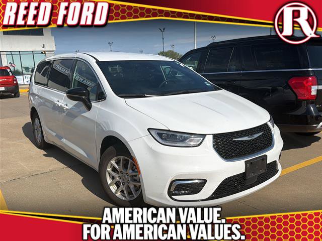 Used 2025 Chrysler Pacifica Select