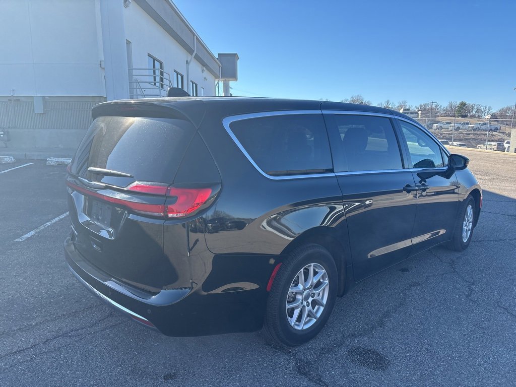 Used 2024 Chrysler Pacifica Touring-L image 4