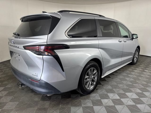 Used 2024 Toyota Sienna LE AWD/4WD image 3