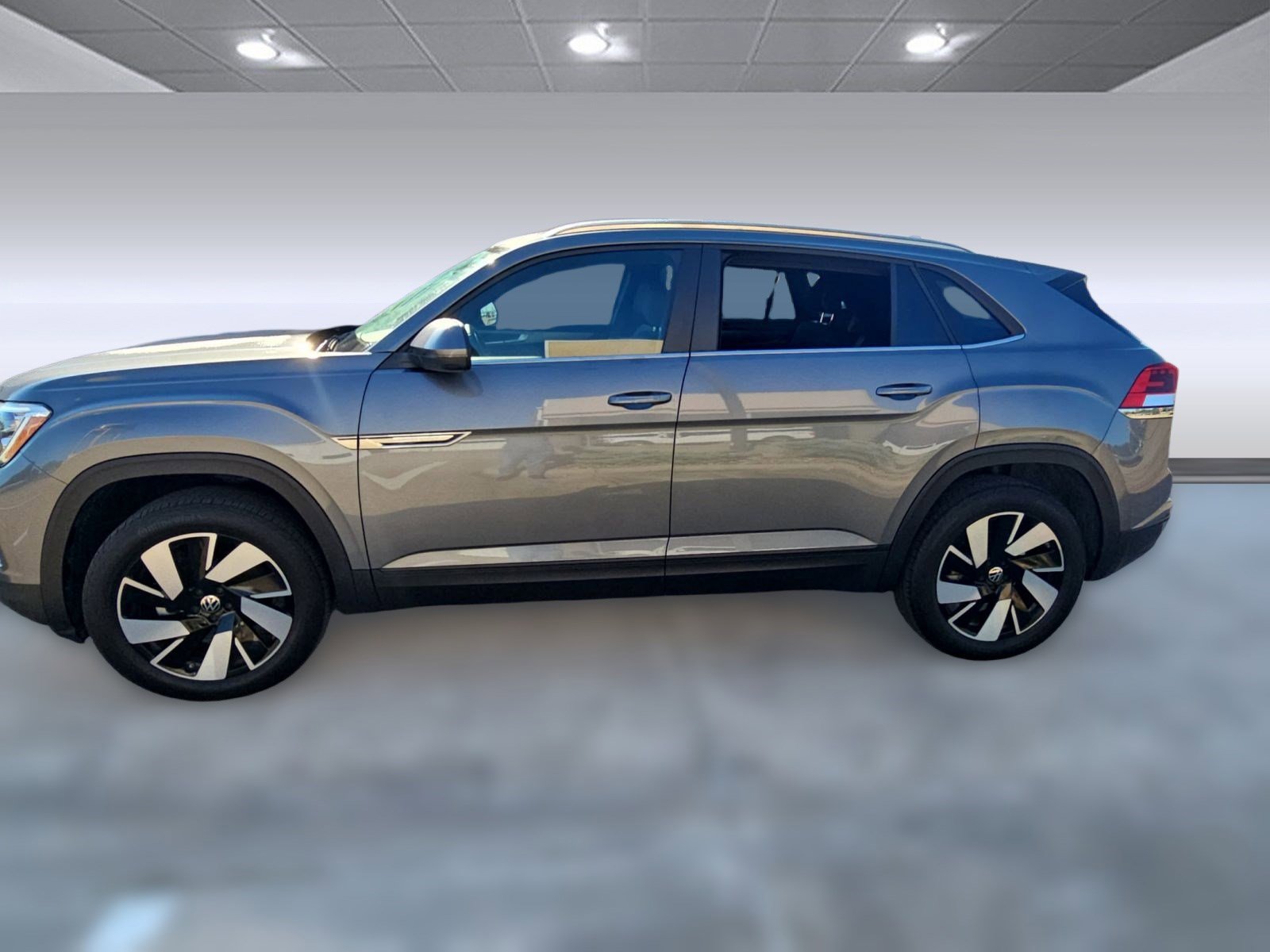 Used 2025 Volkswagen Atlas Cross Sport SE image 2