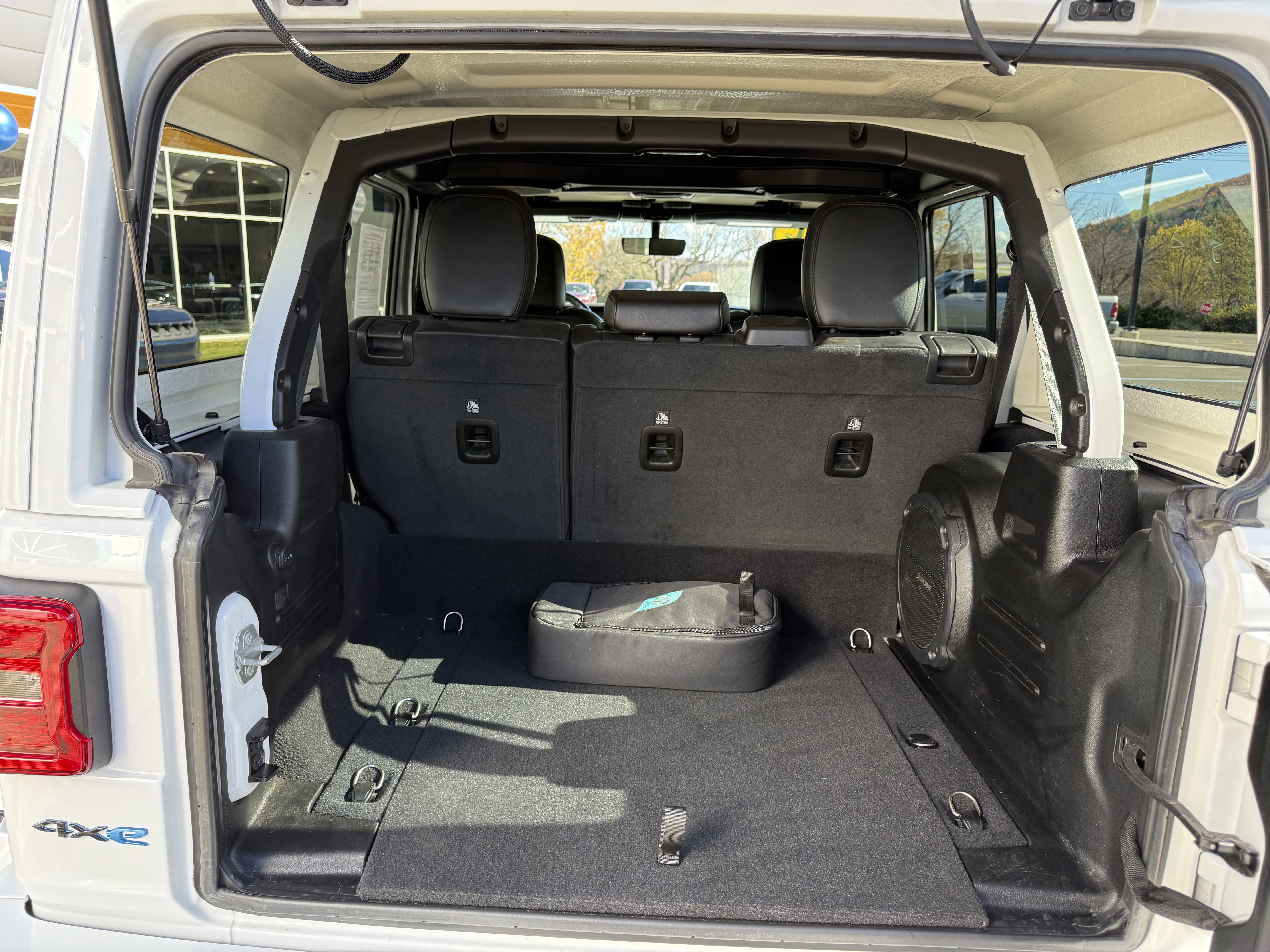Used 2022 Jeep Wrangler Unlimited Sahara AWD/4WD image 9