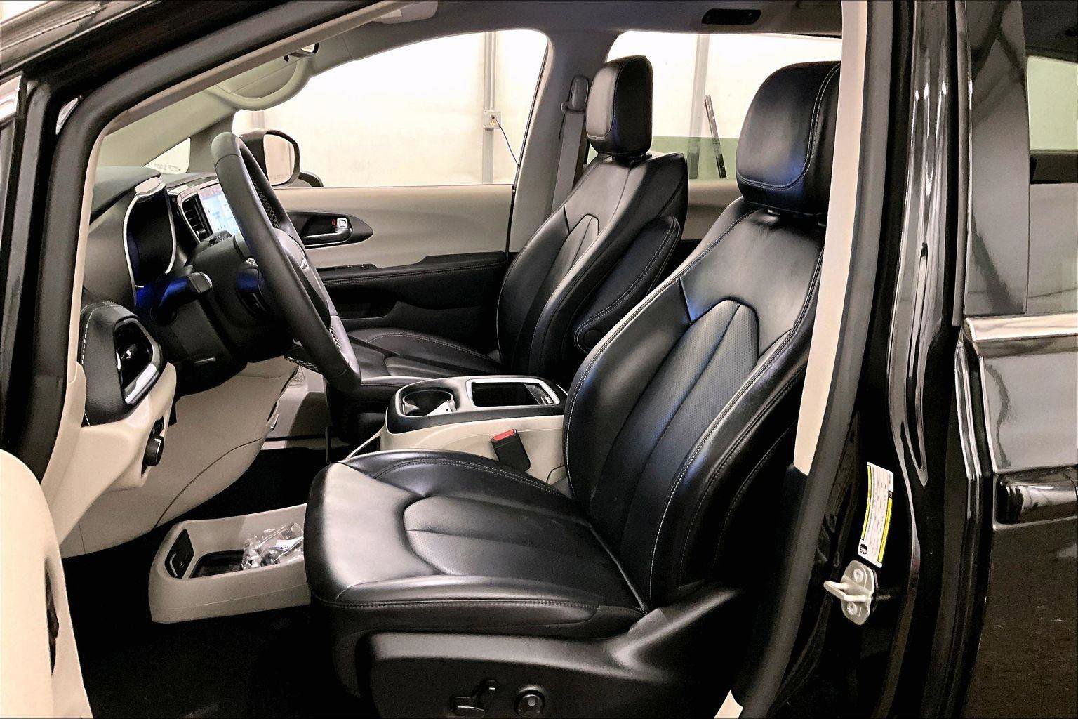 Used 2023 Chrysler Pacifica Touring-L image 24