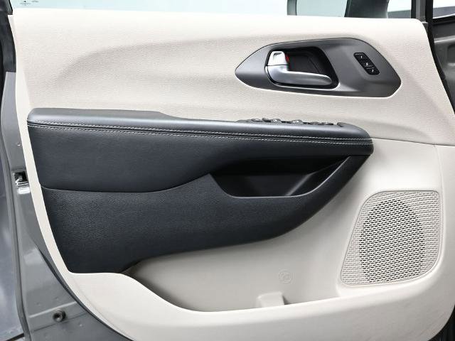 Used 2023 Chrysler Pacifica Touring-L image 15