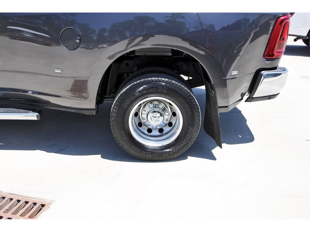 Used 2025 RAM 3500 Laramie AWD/4WD image 30