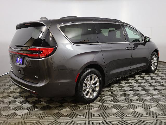 Used 2022 Chrysler Pacifica Touring-L w/ Uconnect Theater Family Group AWD/4WD image 5