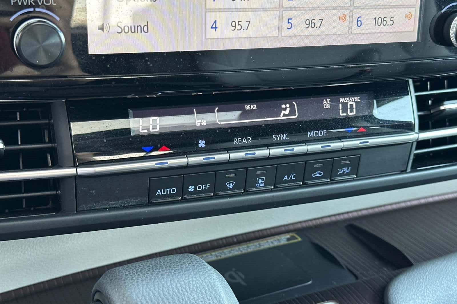 Used 2024 Toyota Sienna LE w/ LE Plus Package image 22